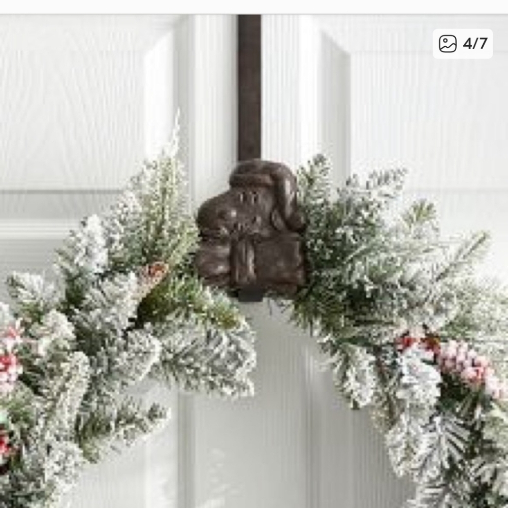 Pottery Barn Feative Wreath Peanuts Snoopy Door Hanger. NWT - Picture 2 of 7